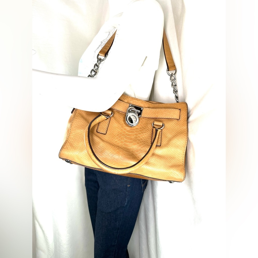 Michael Kors Tan Snakeskin Embossed Leather Shoulder Bag Brass Lock Chain Strap - Picture 2 of 11